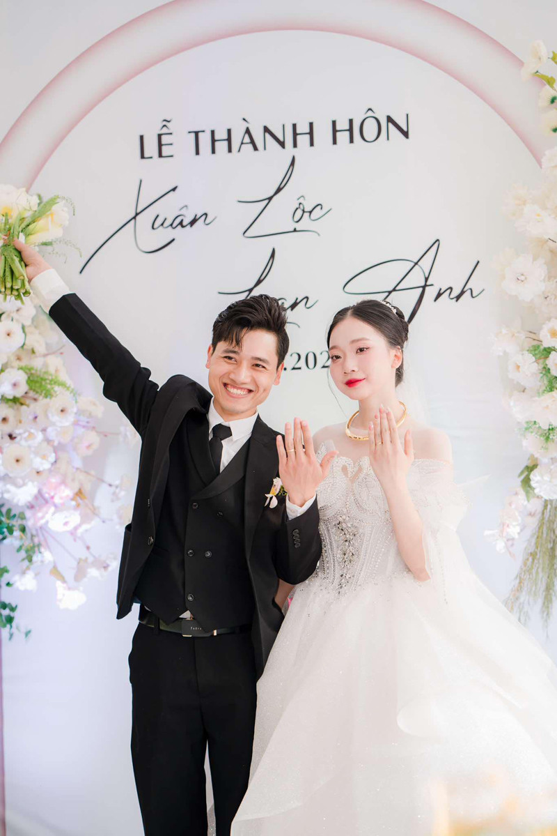 Cặp đôi có 6 năm bên nhau trước khi cưới 