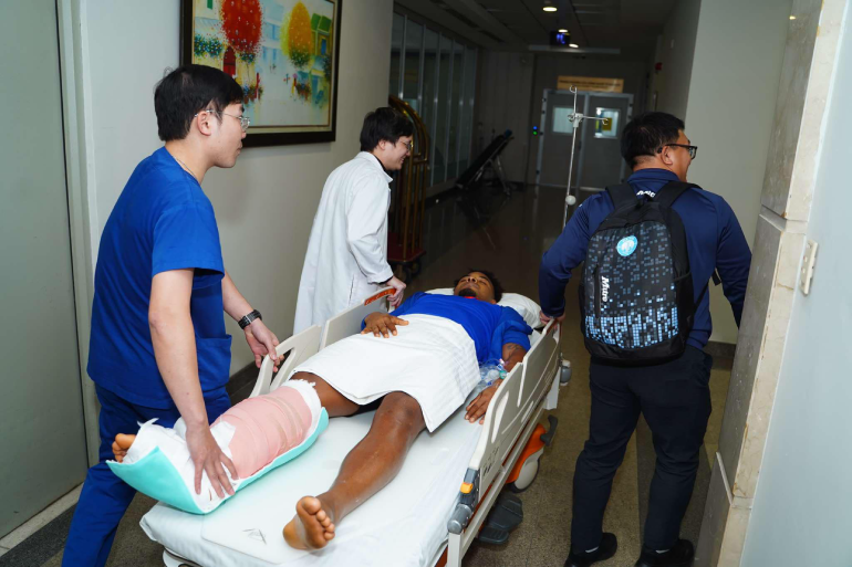 Xuân Son được đưa vào phòng chụp. Ảnh: BVCC