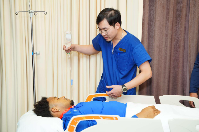 Các bác sĩ chăm sóc sức khỏe của nam cầu thủ trước khi vào ca mổ. Ảnh: BVCC