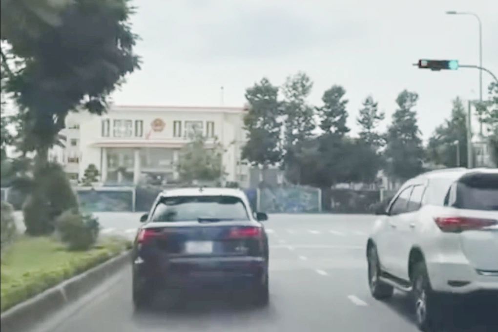 Vụ xe Audi chạy đến đâu đèn xanh đến đó: Có khả năng can thiệp bằng remote - 1